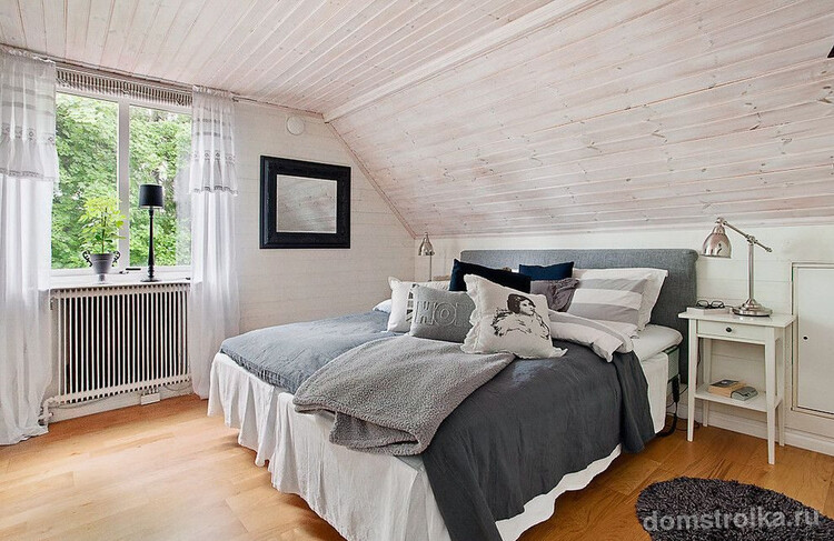 Светлые льняные шторы в скандинавской спальне