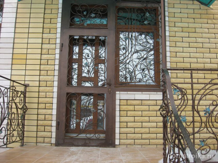 Стационарная кованая решетка на окно и дверь