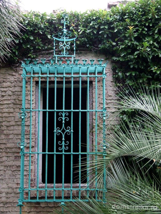 решетки на окна для дачи: голубая кованая решетка с вензелями в средиземноморском стиле украсит ваше окно