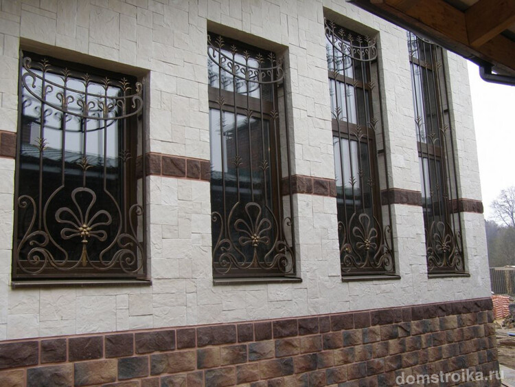Стационарные кованые решетки на окнах разного размера