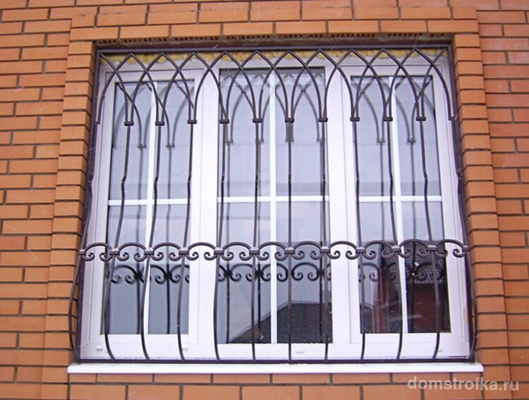 Более дешевый и простой вариант решетки на окно - это сварная решетка
