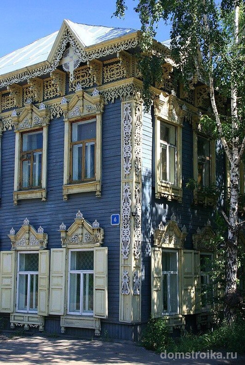 Прорезные наличники на окнах деревянного дома в Иркутске