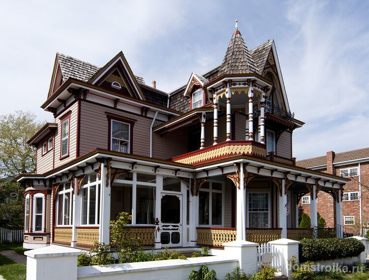 Американский дом в викторианском стиле с простыми наличниками из красного дерева