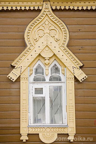 Ухаживать придется даже за окнами: деревянные наличники приковывают внимание к окнам здания