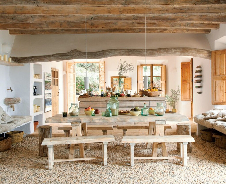 Кухня-гостиная в деревенском доме: пол из камня, деревянная отделка потолка, мебель из натуральных материалов