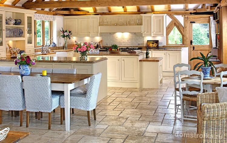 Интерьере деревенской кухни в французском стиле: светлые оттенки интерьера, беленое дерево, текстильная обшивка стульев