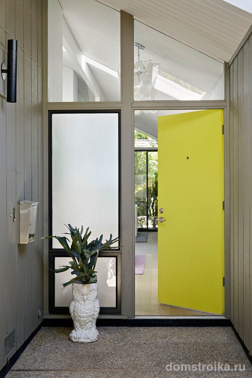 Лаконичные входные двери с особенностью в виде насыщенного лимонного цвета