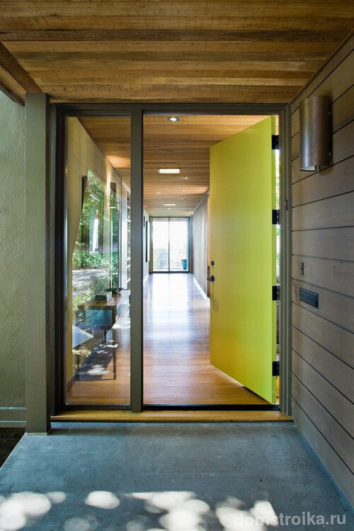 Эстетичный пример пластиковой входной двери для частного дома с экстерьером в стиле минимализм