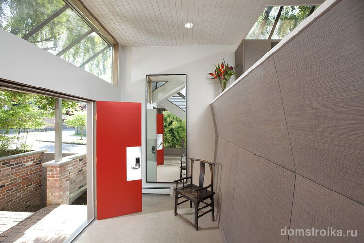 Пластиковые входные двери для дома в лаконичном современном стиле без обилия разнообразных интерьерных деталей