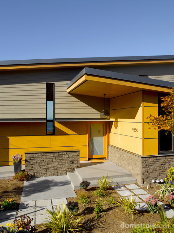Эффектное сочетание серого и желтого в дизайне фасада частного дома