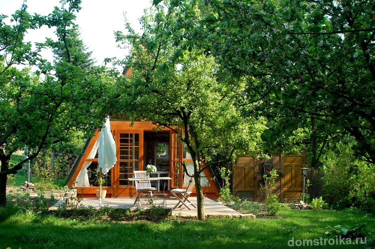 Уютный маленький домик для отдыха на свежем воздухе