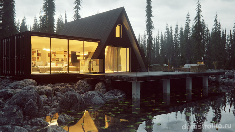 Красивый домик на берегу озера в лесу с небольшой панорамной пристройкой