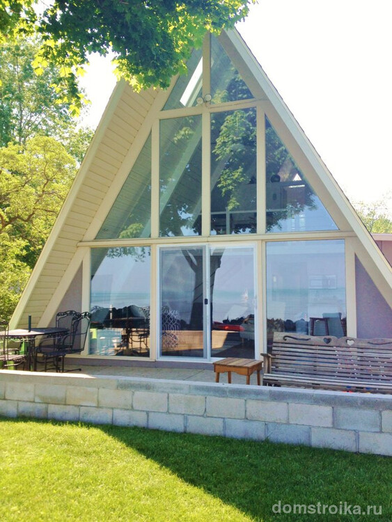 Аккуратный треугольный домик с панорамный остеклением