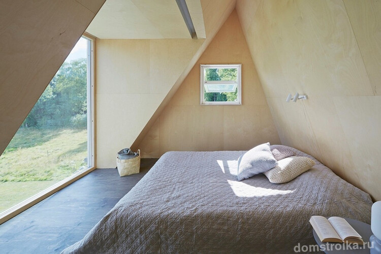 Небольшая спальня в мансардной комнате треугольного домика