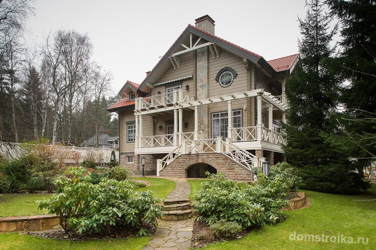 Роскошный брусчатый дом с мансардой в классическом стиле