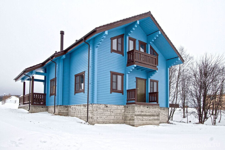 Ярко-голубой деревянный дом из клееного бруса