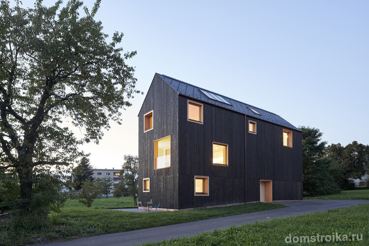Фасад дома, приспособленного под более изменчивые климатические условия, поселок Лохау, Австрия. Площадь: 200 кв. м; архитектор: Бернардо Бадер; окончание строительства: 2016 г.