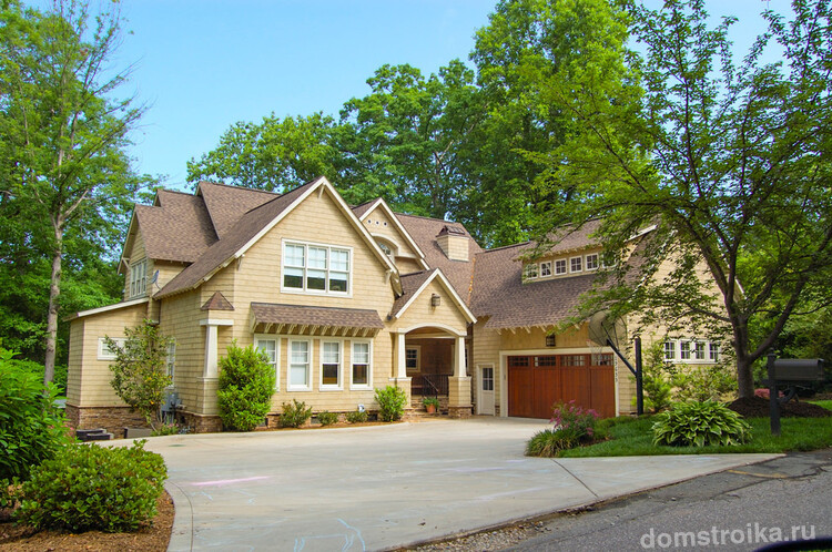 Красивый загородный дом с мансардой и гаражом в кремовом цвете