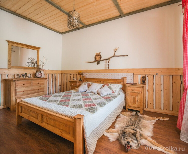 Гипсокартон в обшивке стен спальни деревянного дома
