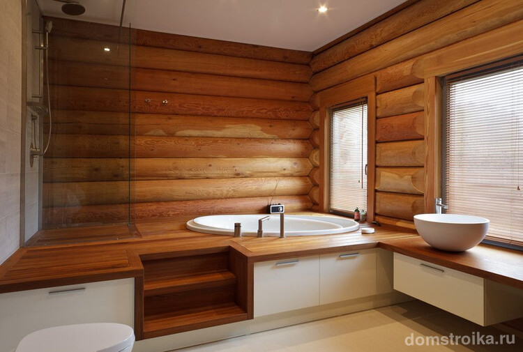 Ванная комната в дереве выглядит красиво и стильно