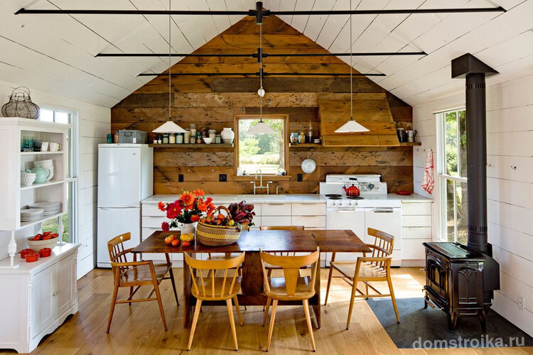 Деревянный интерьер кухни частного дома в скандинавском стиле
