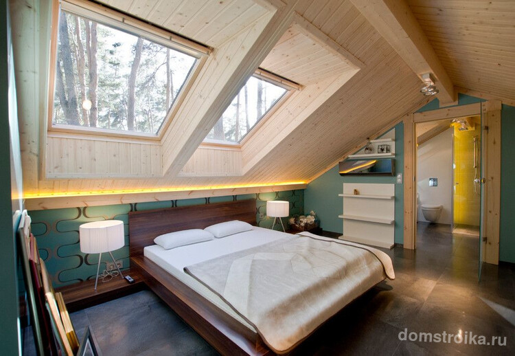 Вагонка из светлой древесины в оформлении спальни частного дома