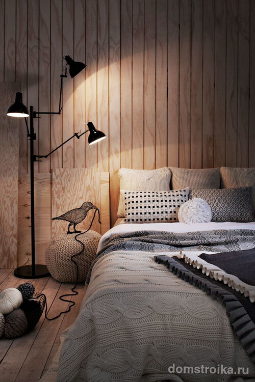Обшивка спальни светлыми деревянными панелями