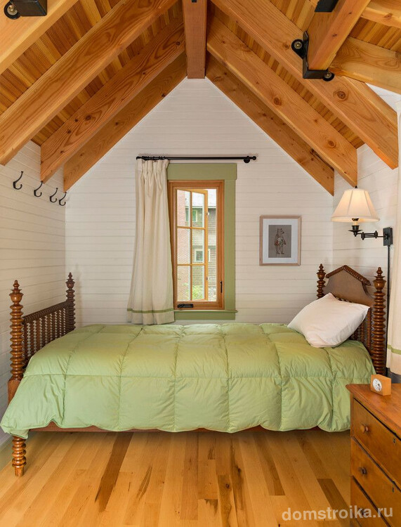 Небольшая и уютная спальня с обилием дерева в интерьере