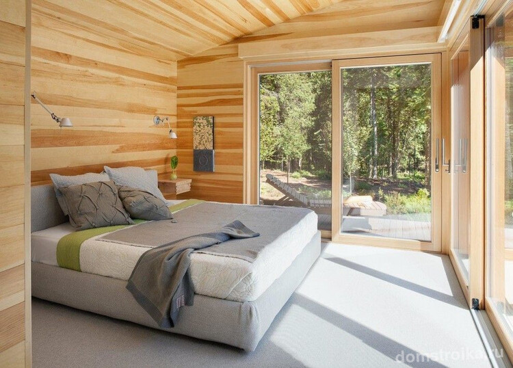 Древесная обшивка спальни добавит уюта и комфорта данному помещению