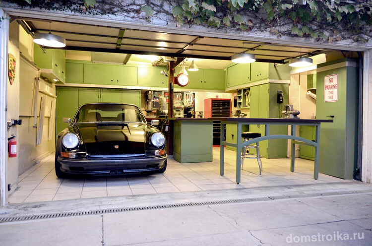 Небольшой гараж, но с очень удобно организованным интерьером