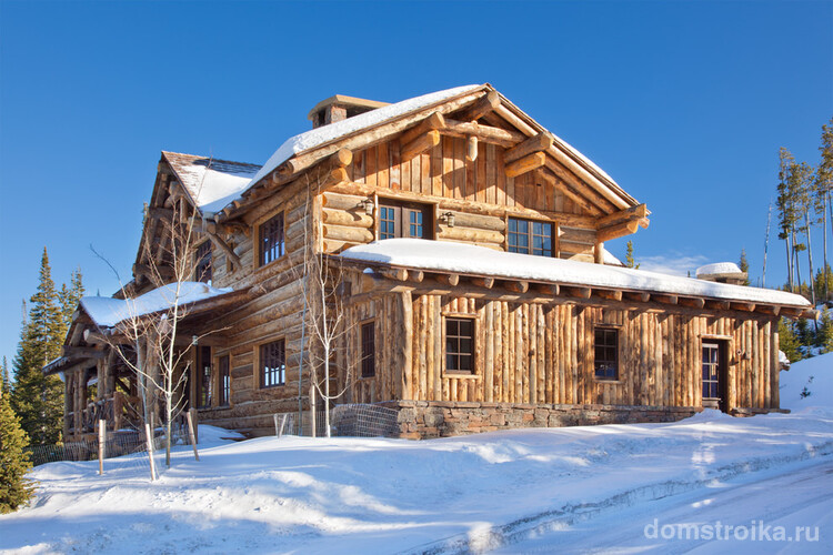 Деревянный дом с горизонтальным и вертикальным расположением бревен