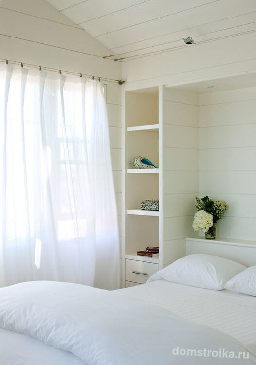 Нежная белая спальня с минимальным количеством мебели и предметов декора