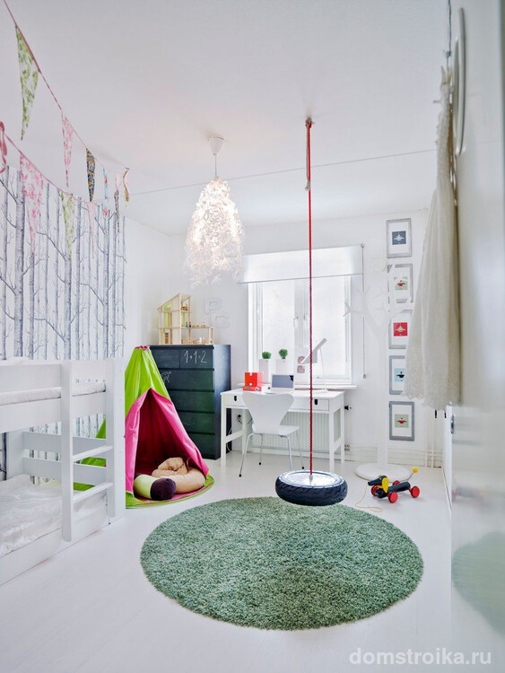 Детская комната в дачном домике с качелей