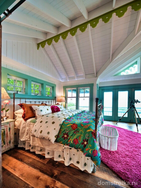 Спальня, выполненная в стиле эклектика, в дачном домике на берегу озера