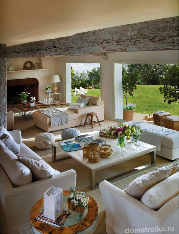 Летняя открытая терраса с камином и диванчиками для отдыха