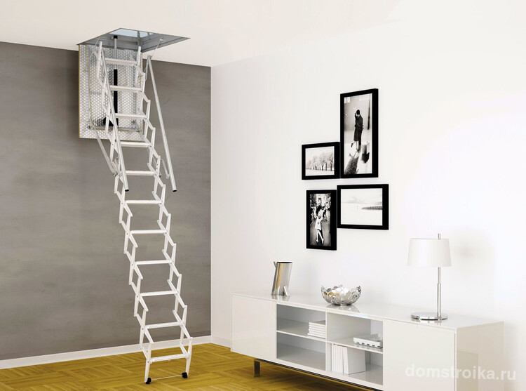 Изящная чердачная лестница белого цвета дополняет минималистичный интерьер