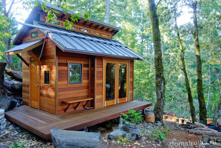 Простой и комфортный дачный домик в лесу