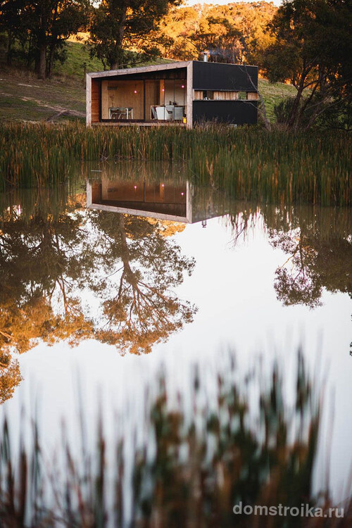 Небольшой модульный дом на берегу озера - идеальное место, чтобы уединиться от обыденных шума и суеты