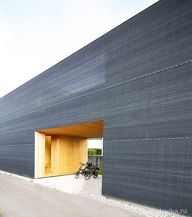 Полиэтиленовый экран угольного цвета украшает фасад здания