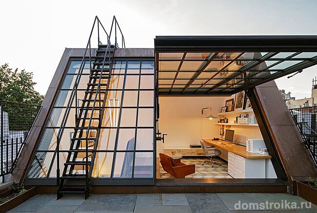 Стеклянные фасадные панели позволяют создавать дома с нестандартной архитектурой и облицовкой