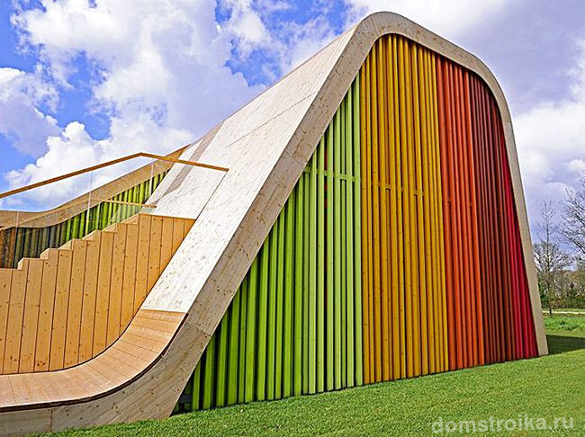 Фасад украшают разноцветные деревянные доски