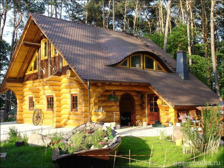 Дом из оцилиндрованного бревна имеет эстетичный и привлекательный внешний вид без необходимости дальнейшей отделки