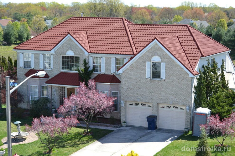 В зависимости от вкусов и требований покупателя, можно выполнять крыши из металлочерепицы всевозможных цветов и оттенков