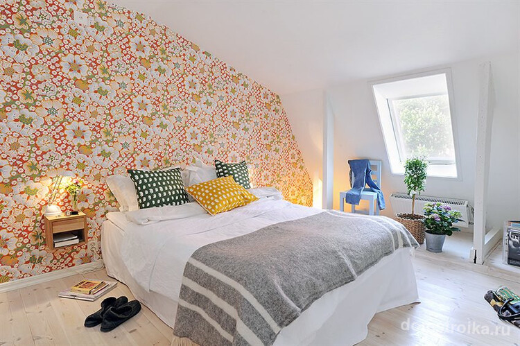 Мансардный этаж. В простой спальне в скандинавском стиле возможно сделать акцентной целую стену с помощью растительного или геометричного узора