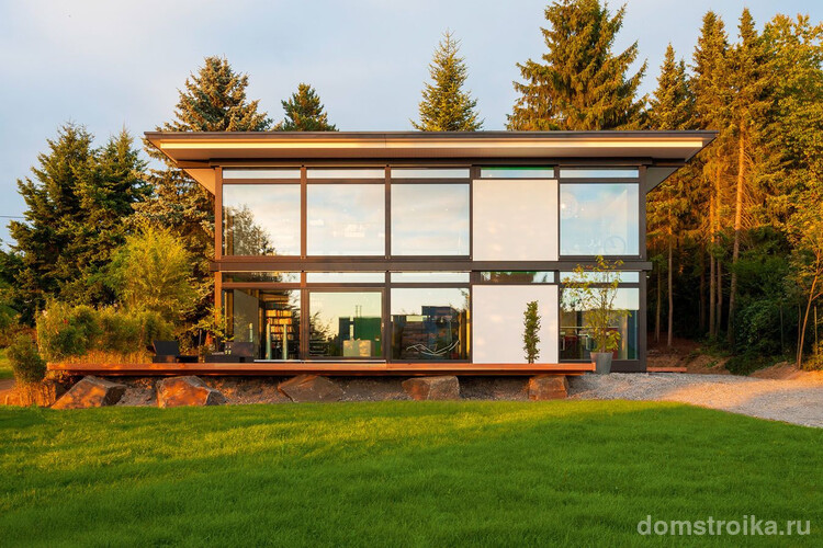 Современный стеклянный фахверковый дом с плоской крышей
