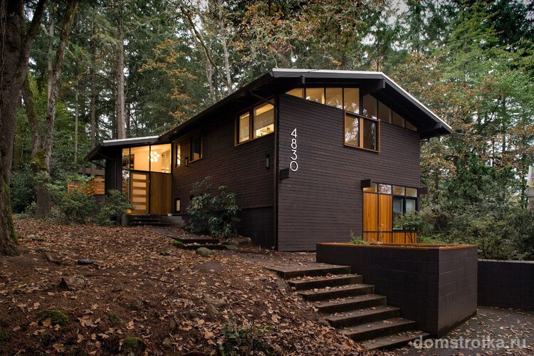 Современный деревянный дом в лесу