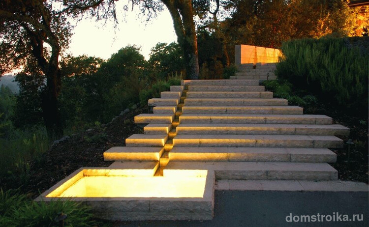 Лестница из натурального камня с желобом и резервуаром с подсветкой для дождевой воды