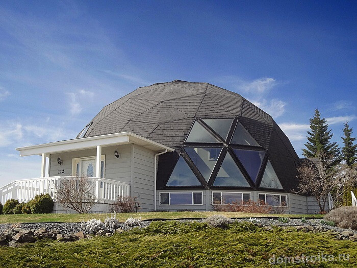Благодаря своим свойствам, форма геодезического купола- наиболее устойчивая, а значит и безопасная форма для дома