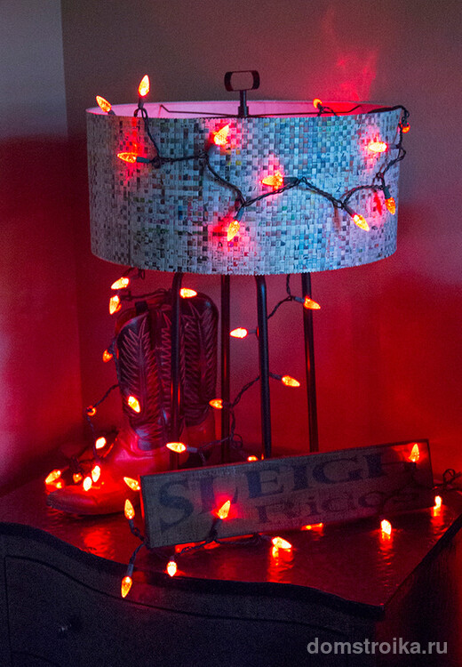 Украсьте гирляндой прикроватный светильник и добавьте этим новогоднего настроения