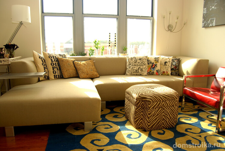 Мягкая мебель светло-бежевого цвета с большим количеством подушек